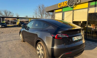 Tesla Model Y 2024