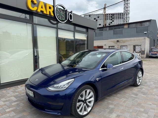 Tesla Model 3 2022 с автопилотом в аренду в Киеве